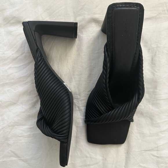 Oak & Fort Ribbed Twist Heels in Black - Picture 4 of 6